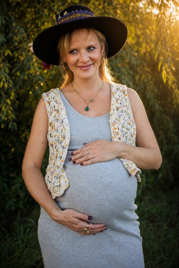 Babybauch Fotografie draußen im goldenen Licht