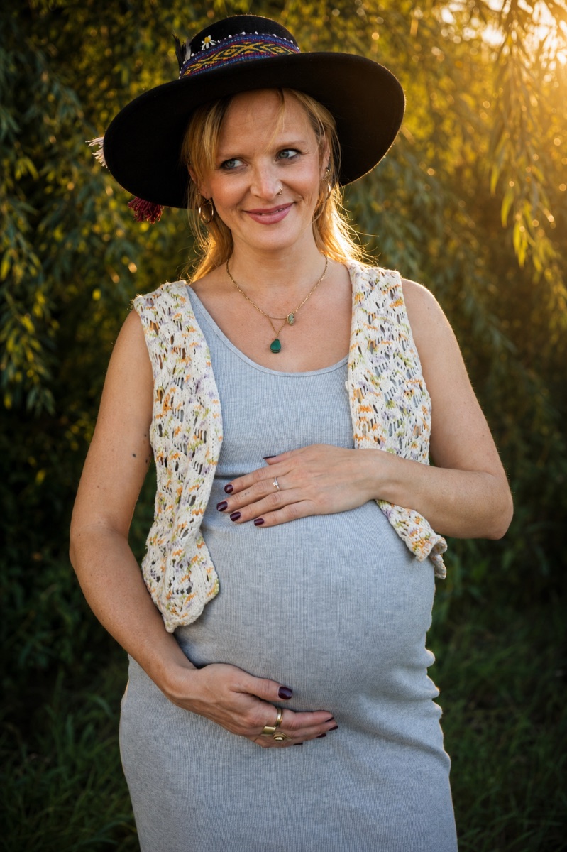 Natürliche Babybauchfotografie in weichem Licht